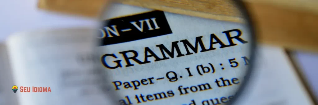 Lupa sobre a palavra "grammar" para indicar as vantagens de aprender gramática inglesa