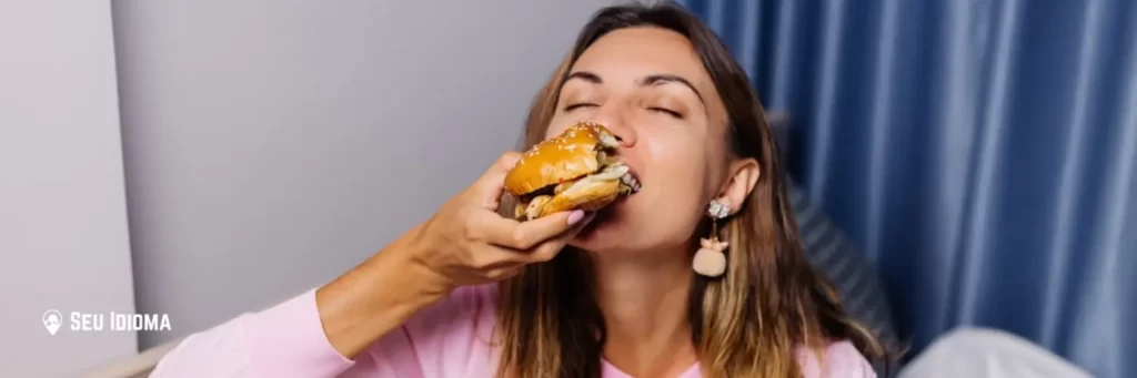 Pessoa comendo lanche para indicar a frase por impulso em inglês